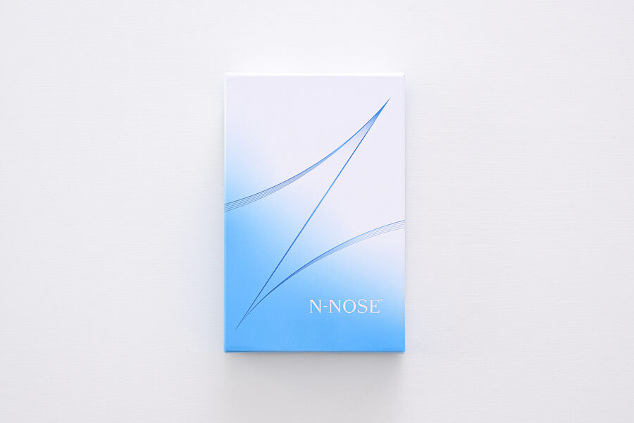 N-NOSEのパッケージを開ける様子