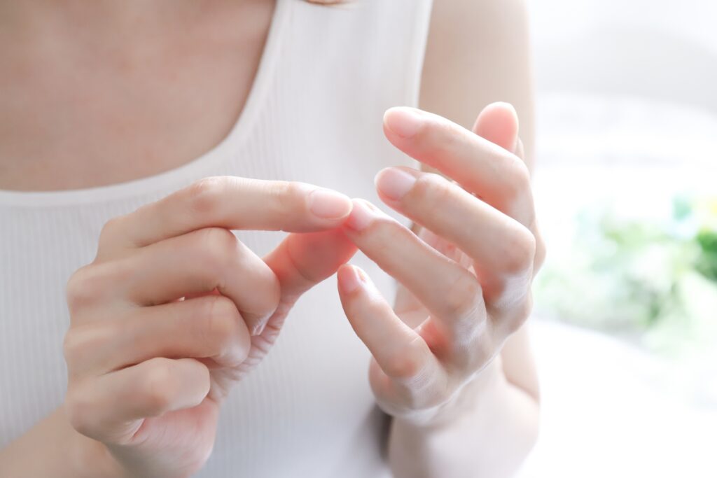 がん治療による爪の変色・割れのケア方法｜抗がん剤の副作用と日常生活の対策